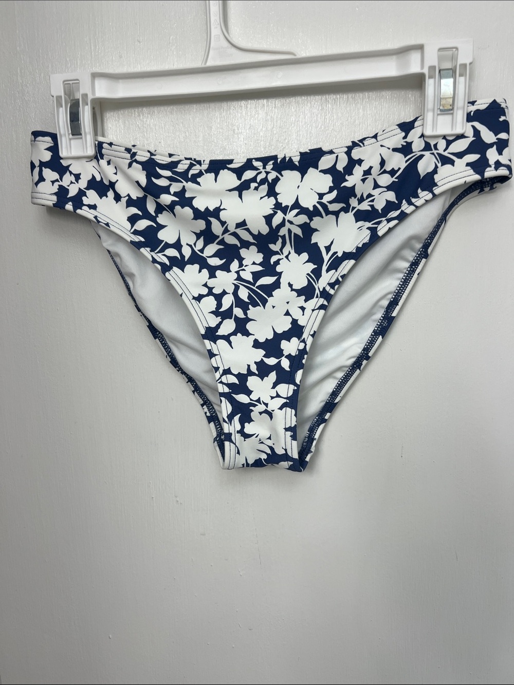 Michael Kors Women’s Chambry Classic Bikini bottoms, Monotone Floral Size Medium